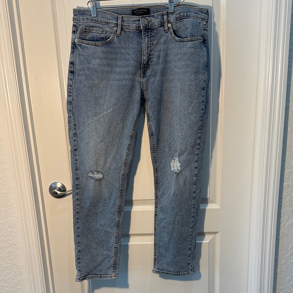Banana Republic Girlfriend Jeans in Blue Lightwash Distressed Size 30/10 28.5”In